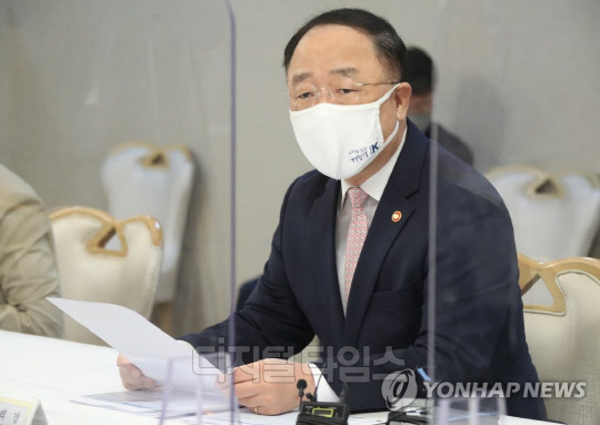 1일 홍남기 경제부총리 겸 기획재정부 장관이 정부서울청사에서 열린 제12차 혁신성장 빅3 추진회의를 주재하고 있다. 연합뉴스